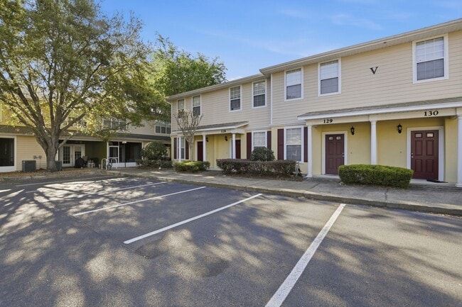 Building Photo - Conveniently located condo in Grantwood Unit V127