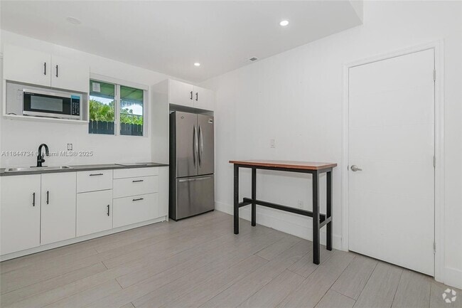 Building Photo - 1955 SW 5th Ave Unit 1 Rental