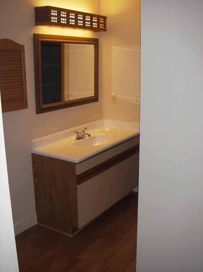 Photo - PRE-LEASE: 4 Bedroom 3.5 Bathroom Townhouse In Gold Run.  Walk To Campus!