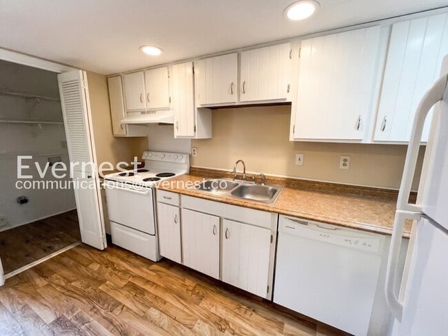 Photo - 2406 Lyndon Ave