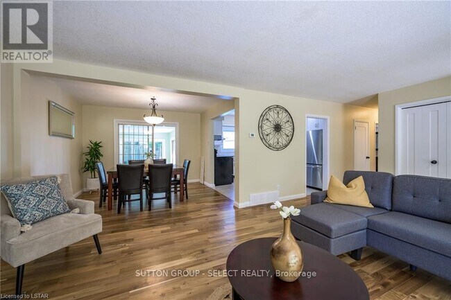 Photo - 6 Kirkton Ct