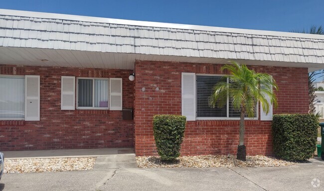 Building Photo - 1 bedroom, 1 bathroom end unit condo beach...