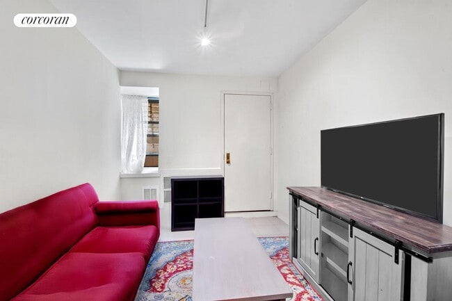 Building Photo - 233 E 12th St Rental