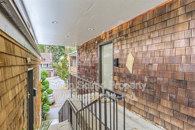 Building Photo - 4626 SW Condor Ave