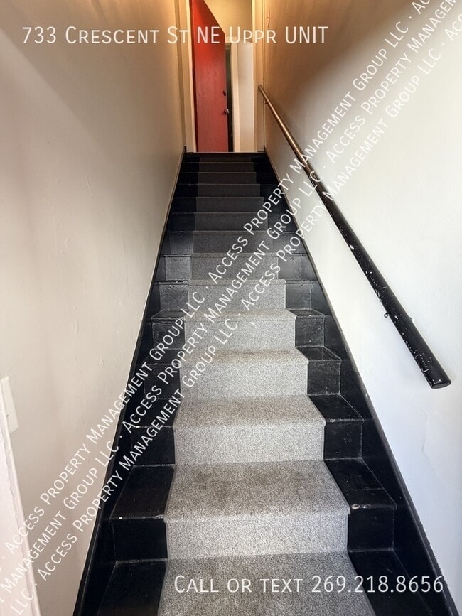 Photo - 733 Crescent St NE