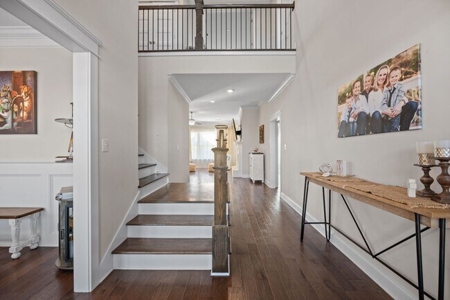 Photo - 5/3.5 TRULAND BUILT BEAUTY!