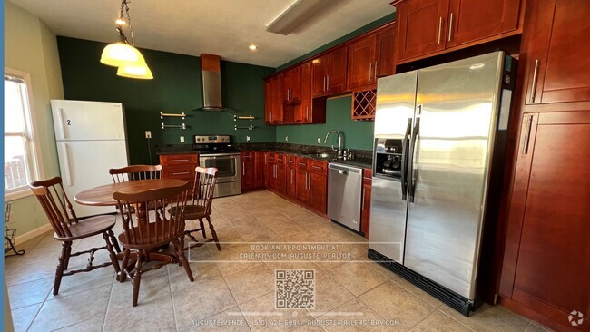 Building Photo - Large kitchen with 3 Fridges, Separate wat... Rental