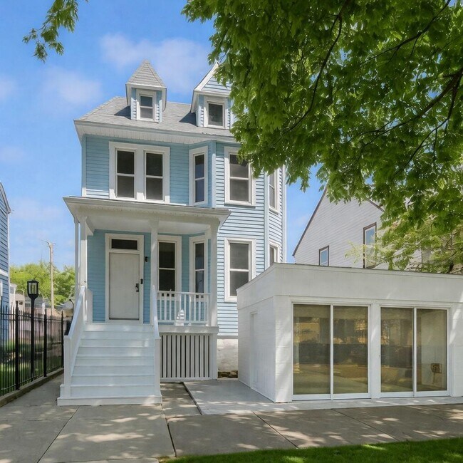 Building Photo - 2144 W Montrose Ave Unit 2