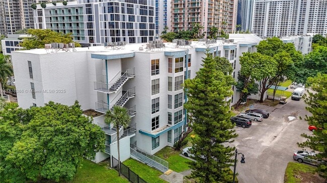 Photo - 17620 Atlantic Blvd Unidad 505