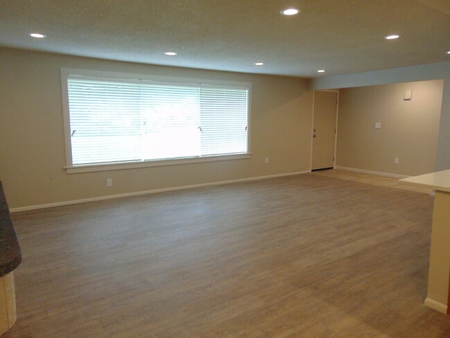 Photo - 3 Bedroom/1.75 Bath Bellevue Remodeled Ram...