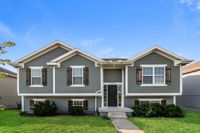 Building Photo - 3 BR/2.5BA | Newly Renovated Single Family Home | 1-Car Garage Parking | Large Front yard!