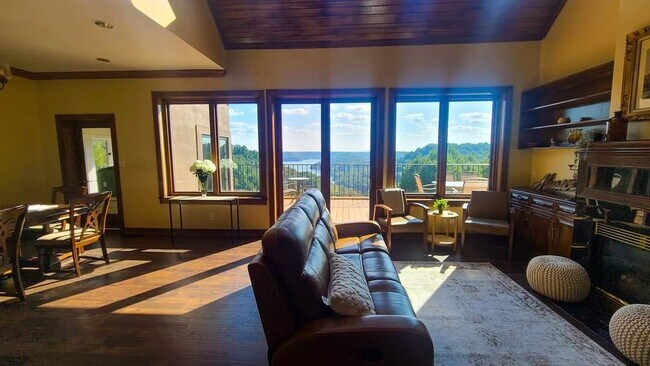 8400 Silver View Ln