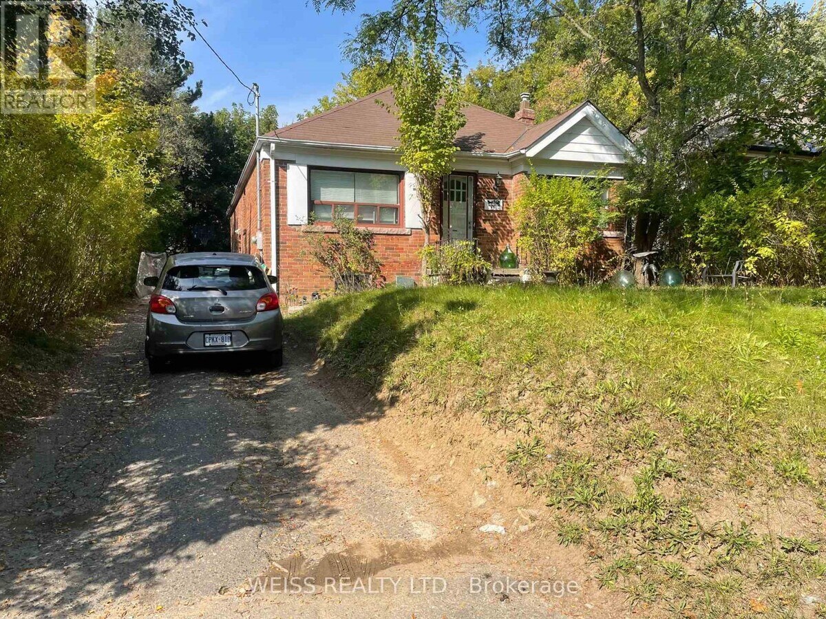 Photo - 490 Coldstream Ave