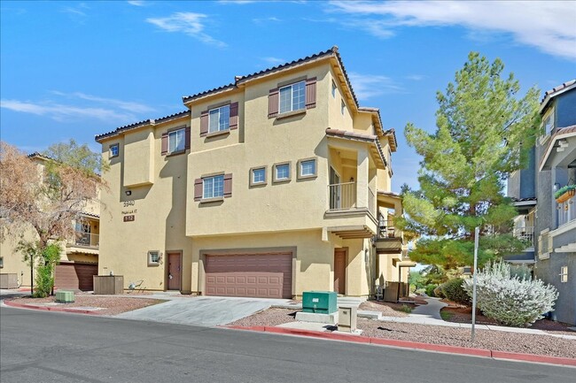 Chic and modern 3-story townhome in a gate... - Chic and modern 3-story townhome in a gate...