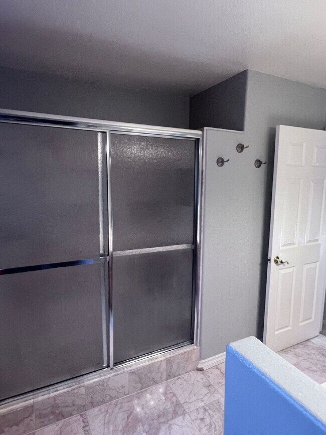 Photo - 5-bedroom split level home with GRASS/PRIVATE POOL