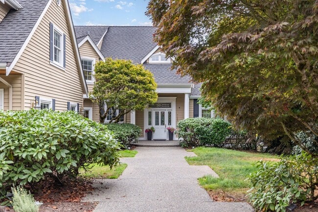 Building Photo - Beautiful Bellevue home with a View!
