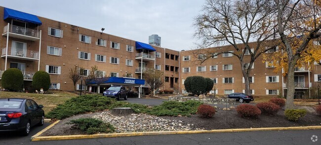 Building Photo - Lovely Condo - Northeast