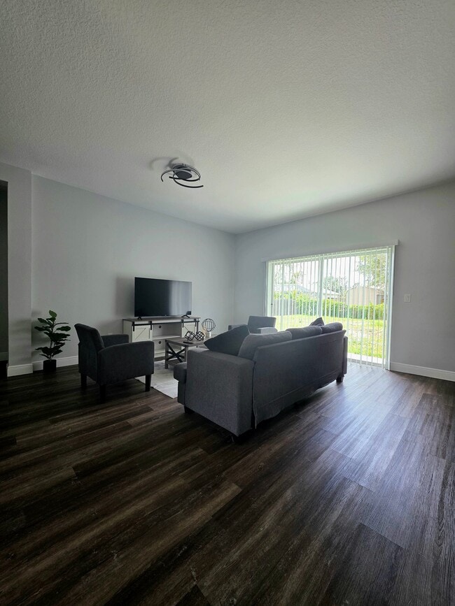 Photo - 7105 Happiness St