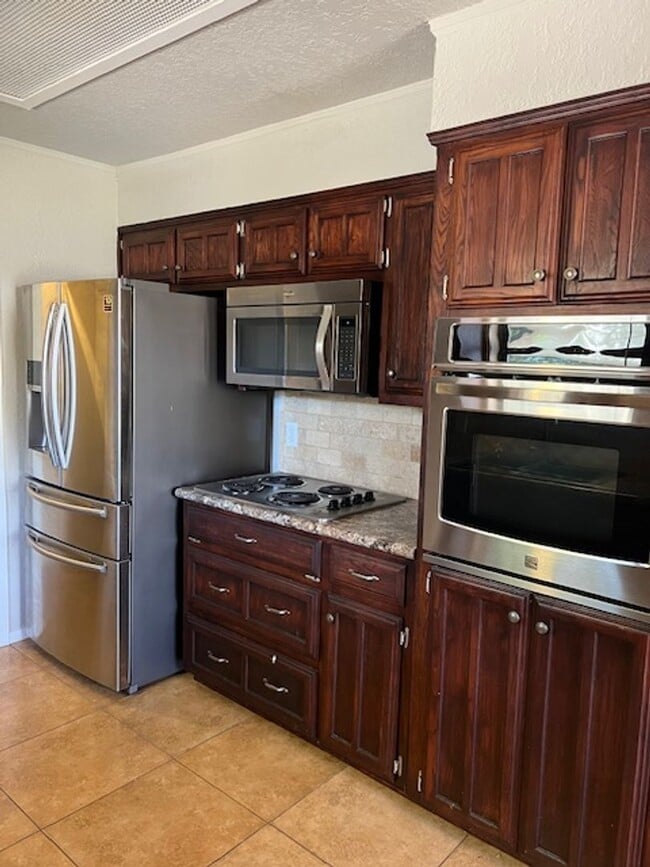 Photo - 608 Crestwood Dr