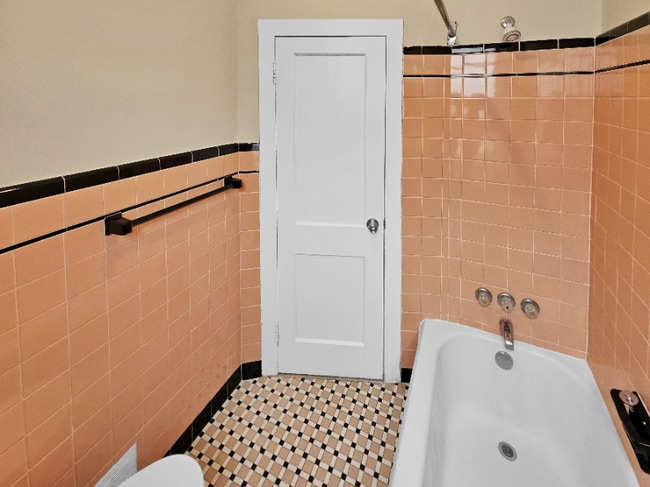 Photo - 2005 Mercy St