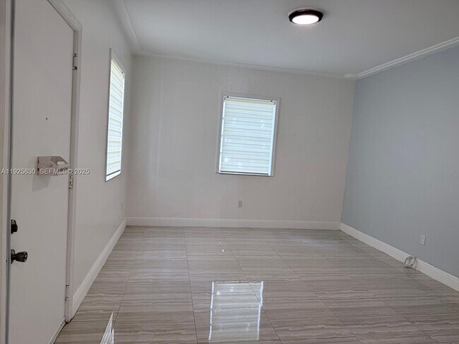 Building Photo - 928 Euclid Ave Unit 5