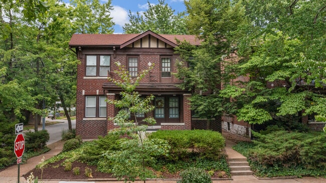 Second floor unit in this beautiful 4-family across the street from Missouri Botanical Gardens. - 2055 Alfred Ave Unit 2055 Alfred Avenue 2F Rental