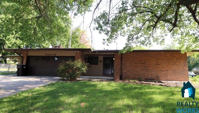Building Photo - Large Duplex in Country Club Neighborhood! Rental