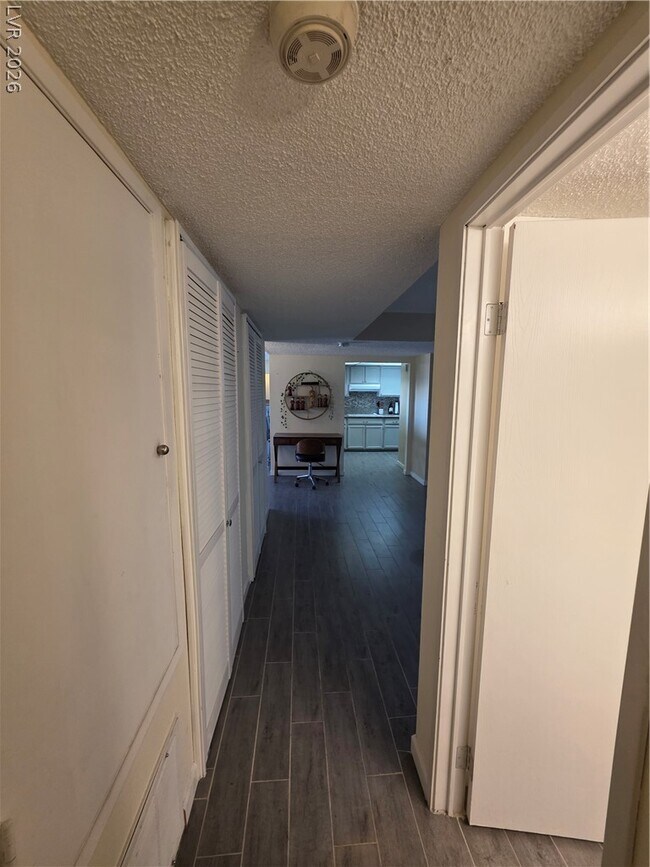 Building Photo - 750 S Royal Crest Cir Unit 313