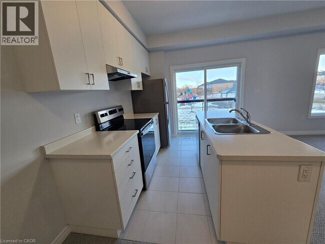 Photo - 205 Thames Wy