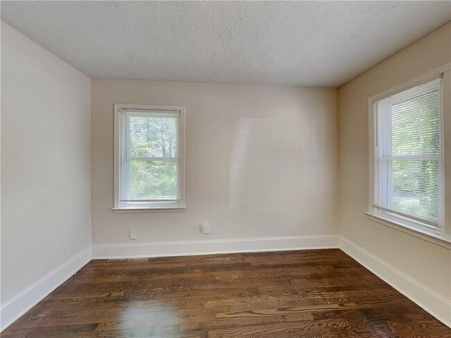Photo - 2875 3rd Ave SW