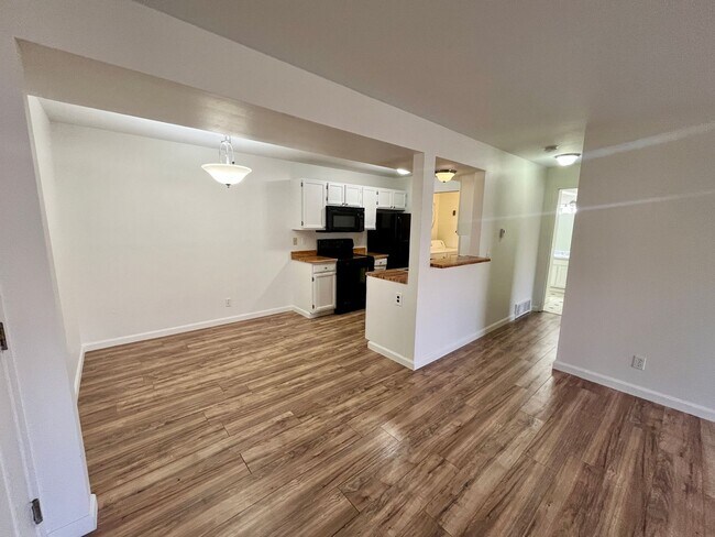 Photo - $500 Move in Special - 2nd Floor 1bed/1bath with Laundry and Parking! Unidad 206