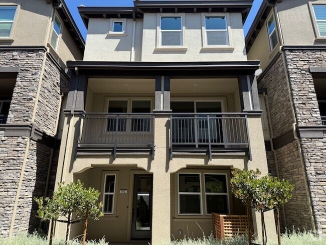 Building Photo - Brand New Townhome in Moonstone Community ...