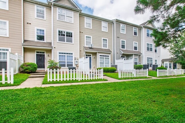 Beautifully Updated 3-Bedroom Townhome Nea... - Beautifully Updated 3-Bedroom Townhome Nea...