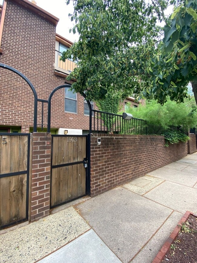 Building Photo - Spacious 3 Bedroom Townhouse in Franklintown!