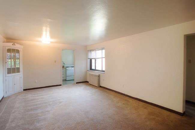 Living Area - Hoodridge Court Apartments and Townhomes