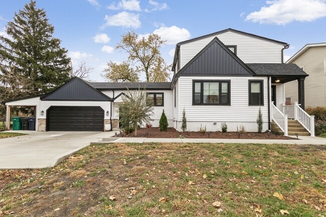 Building Photo - 635 E Prairie Ave