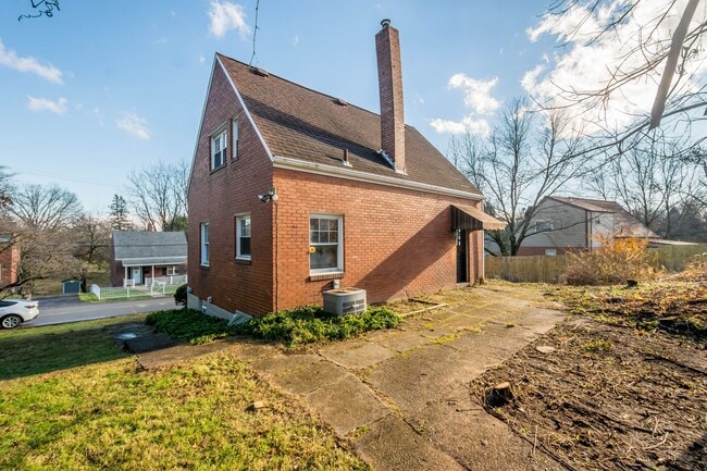 Photo - Move in TODAY! Check out this beautifully RENOVATED 3 bedroom in CHURCHILL!