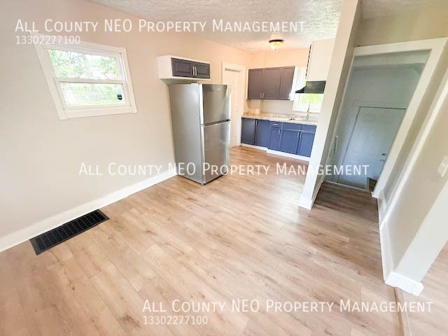 Photo - 593 Hoye Ave