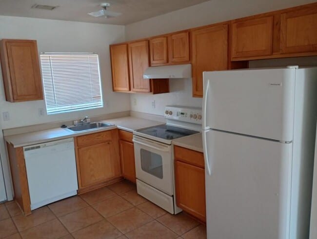 Building Photo - 2 bedroom in Eloy AZ 85131 Rental