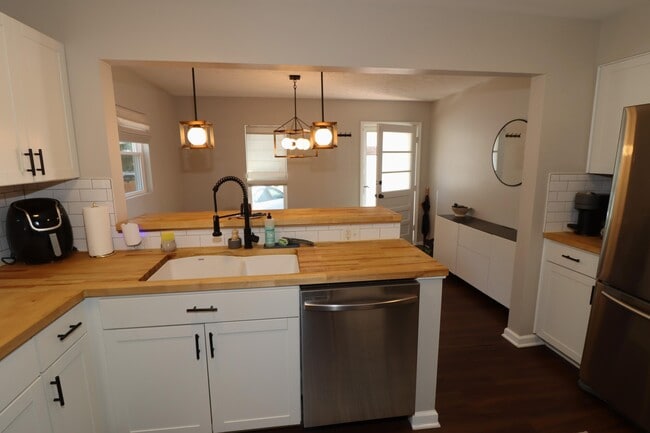 Photo - 3130 Reis Ave