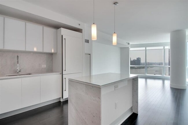 Building Photo - 77 Hudson St Unit 3408