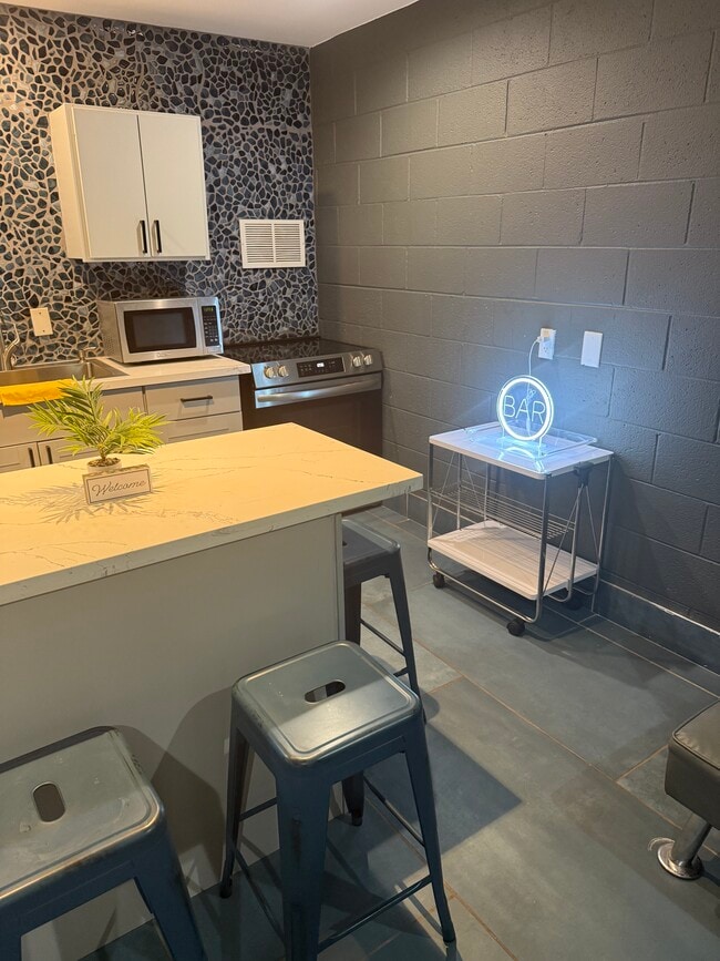 Building Photo - 3718 Hazelwood St Unit #15 Rental
