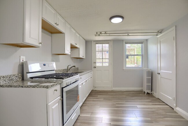 Building Photo - 1323 N Kenwood Ave Unit 1