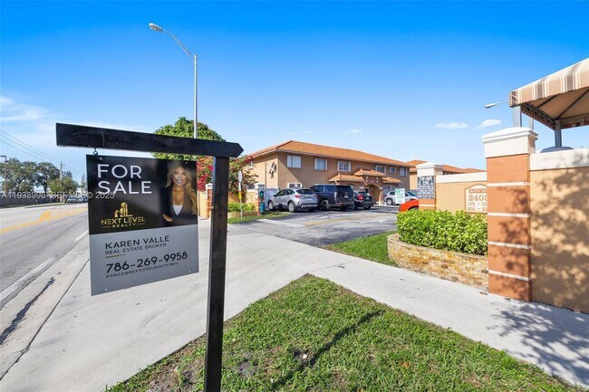 Photo - 2425 W 76th St Unidad 102