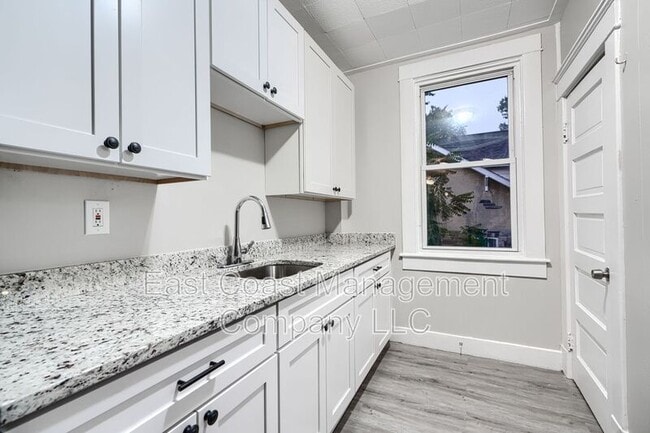 Building Photo - 5510 Edna Ave Unit 2nd Floor Rental
