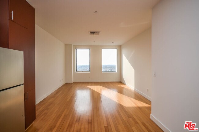 Photo - 3810 Wilshire Blvd Unidad 1809 Rental