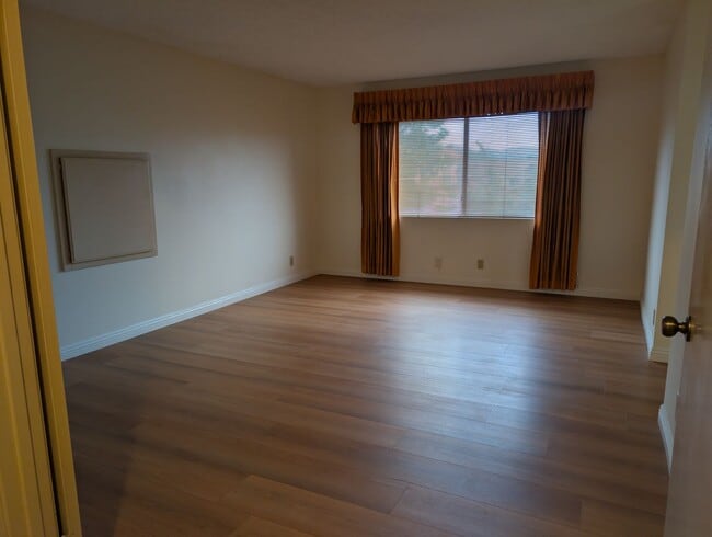 Building Photo - Rare opportunity to lease a 4-bedroom home featuring oversized bedrooms, scenic hilltop city view...