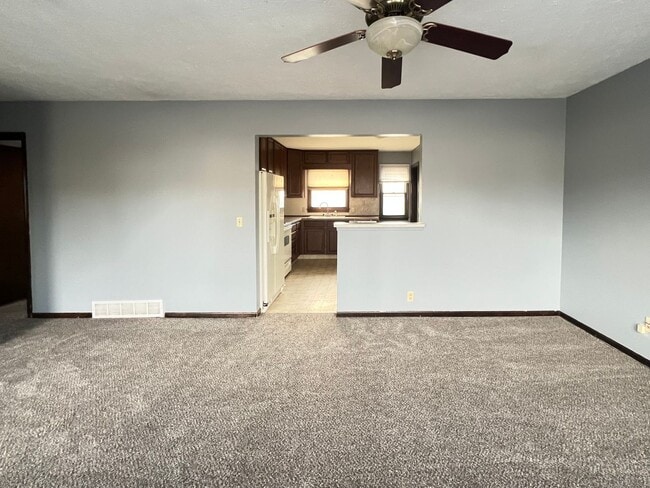 Photo - Beautiful walk-out ranch!