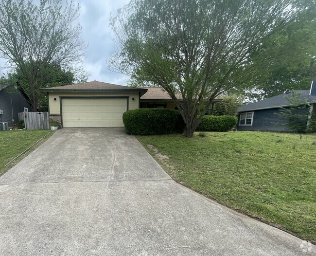 Building Photo - Located off Wedinton Dr! 3 Bedroom 2 Bathr... Rental