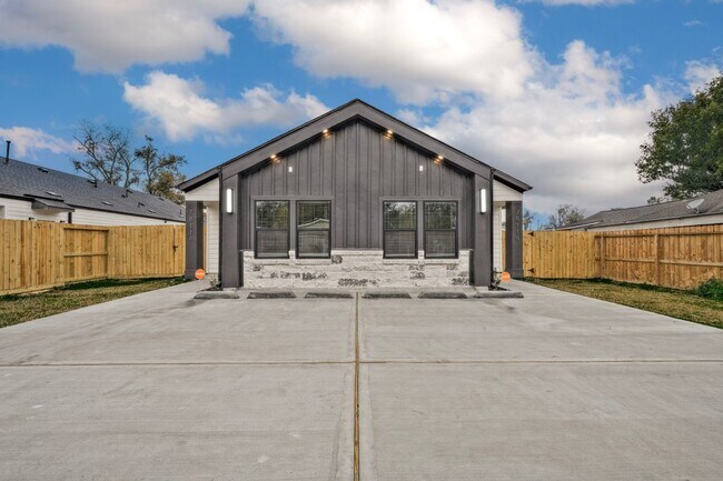 Photo - 7811 Sandra St